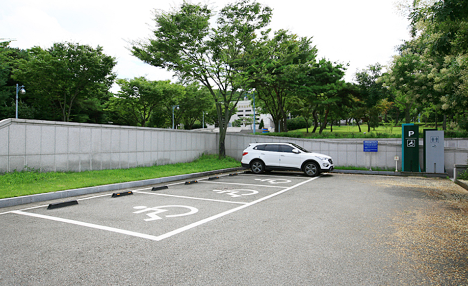 장애인 전용 주차장