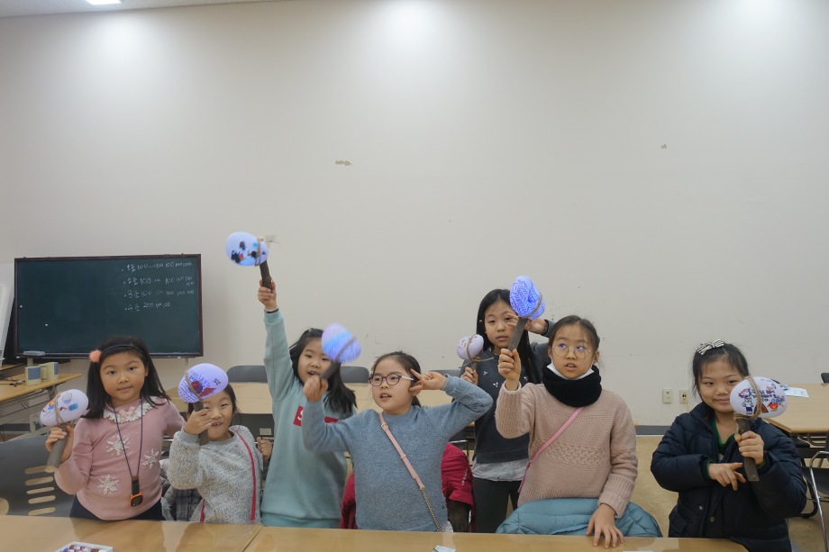여름방학프로그램 <여름박물관교실8.2._반짝반짝 관꾸미개> 참가자 모집대표이미지